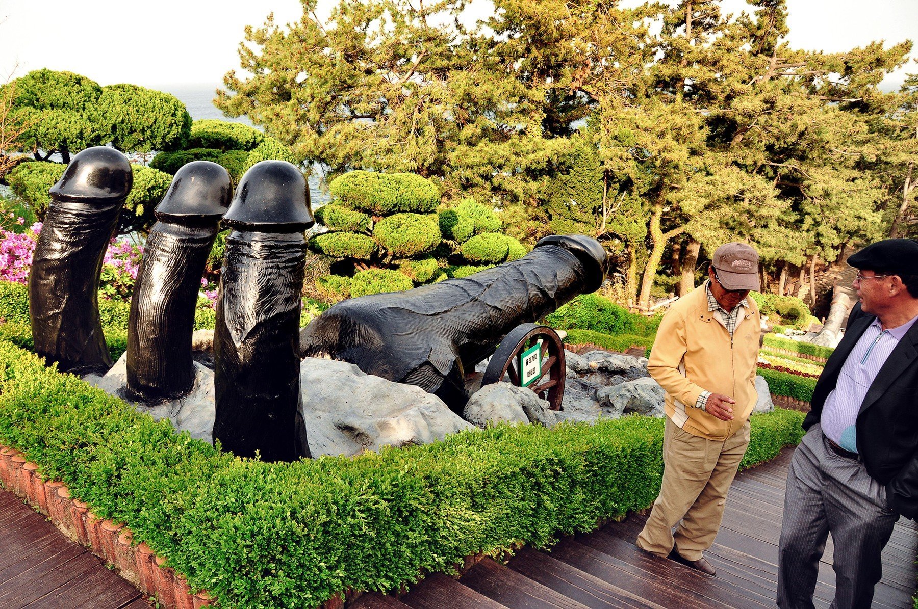 Haesingdang penis park na jihokorejském pobřeží patří k atrakcím nejen pro turisty, i místní tu tráví víkendové procházky. profimedia 0282052899