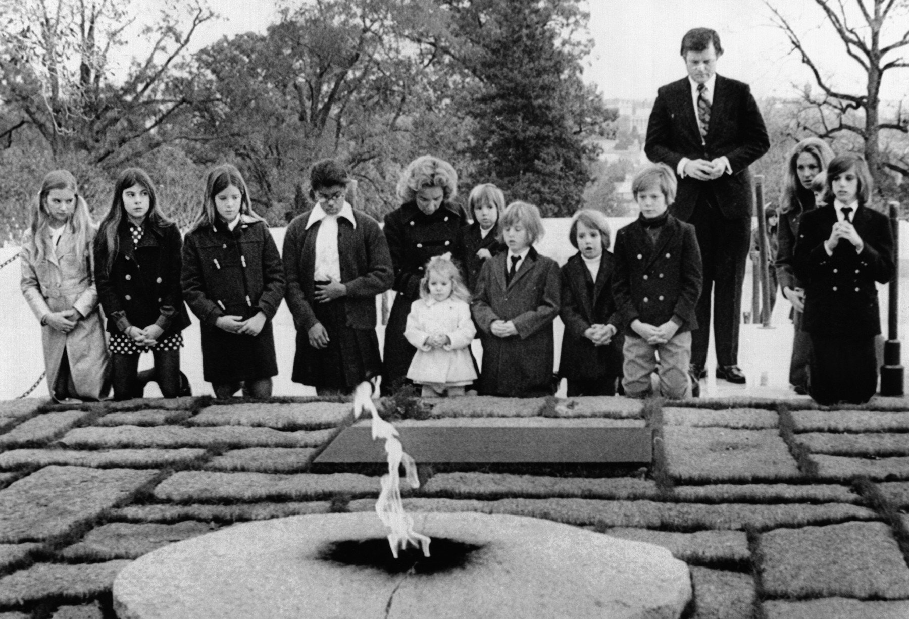 Rodina Roberta Kennedyho u hrobu prezidenta Johna F. Kennedyho. Rory je ta holčička v bílém uprostřed. Píše se rok 1971 kennedy klan 0148305799