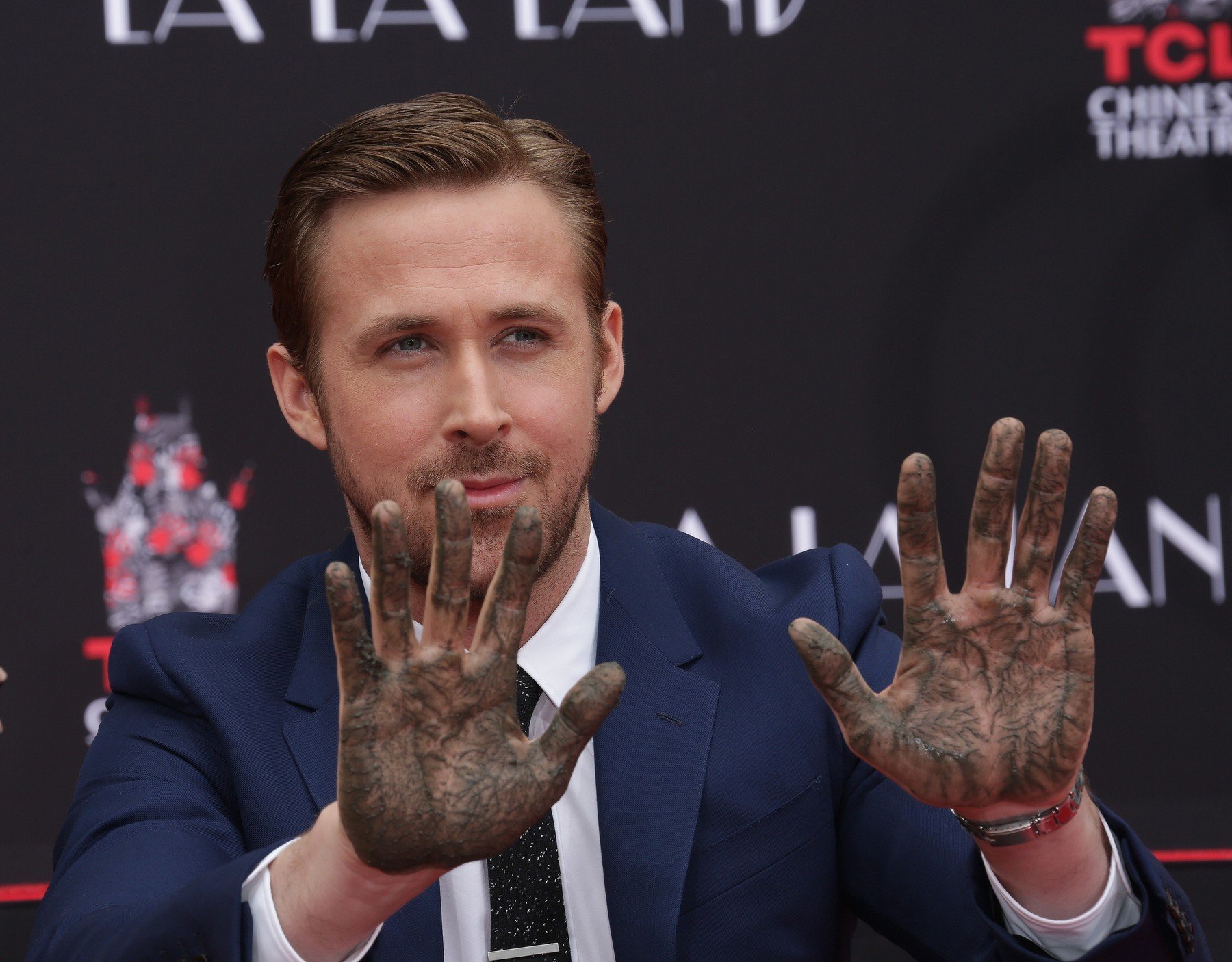 V civilu nosí Ryan Gosling pěšinku nalevo, protože je to „in“, když hraje chudáka, vlasy si přehodí gossling