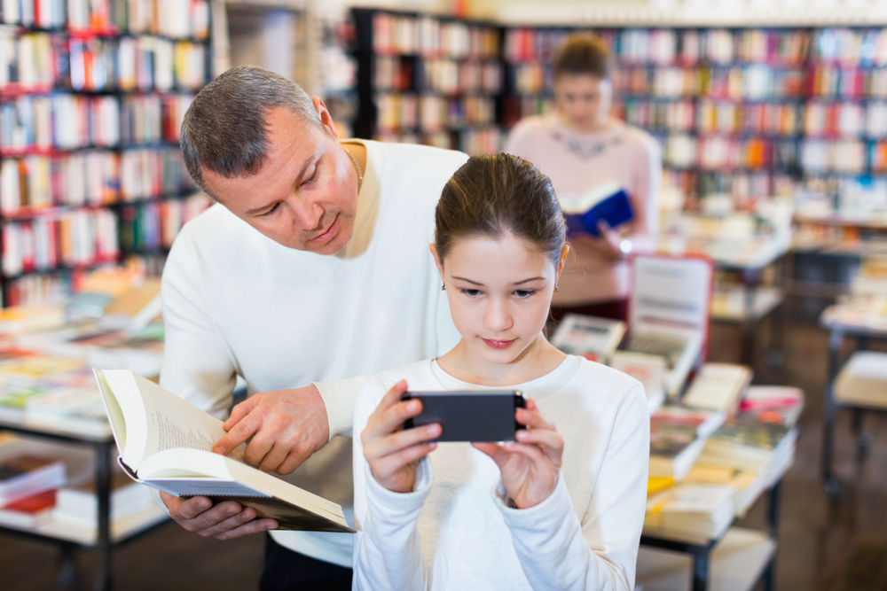 Pouze 16% studentů čte denně knihy, noviny nebo časopisy, zato 82% studentů je každodenně na sociálních sítích. otec ctenar