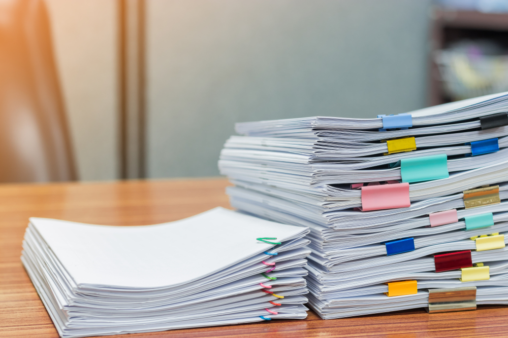 Dokážete si představit jaké to je, hledat konkrétní list papíru v téhle hromadě? pracovni poradek