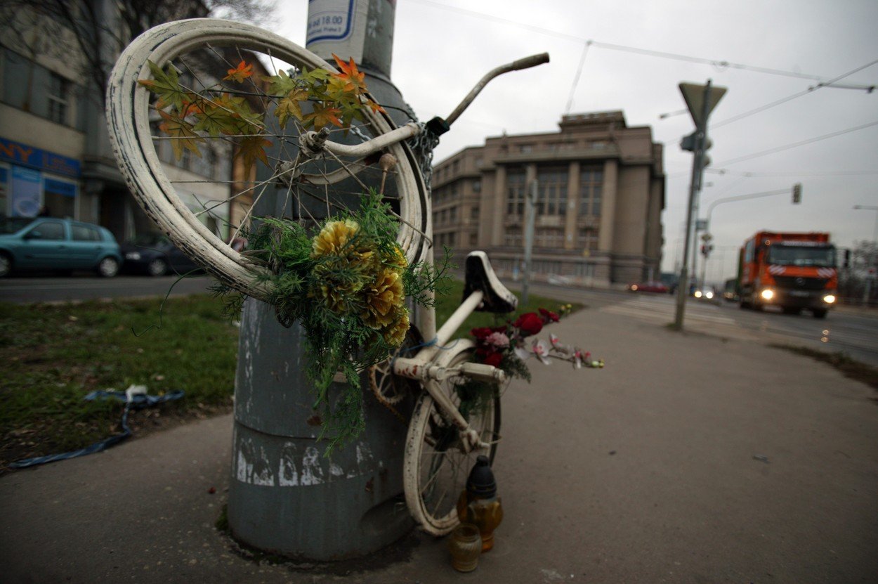 Pomník za Jana Bouchala, který svou vášeň pro kola a městskou cyklistiku odnesl životem bouchal 0213435445