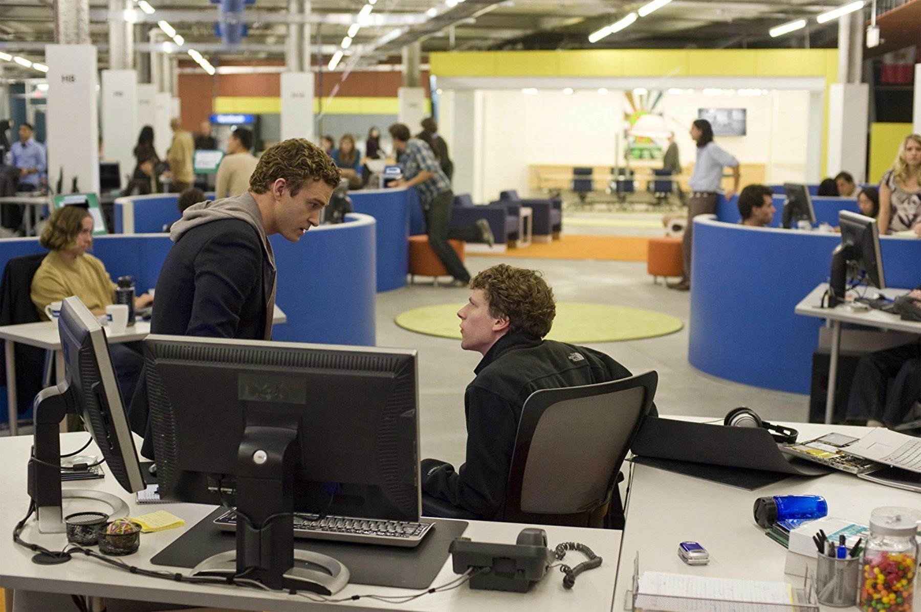 Z filmu The Social Network. Seana Parkera ztvárnil Justin Timberlake (vlevo), Marka Zuckerberga si zahrál Jesse Eisenberg the social network 0369146183