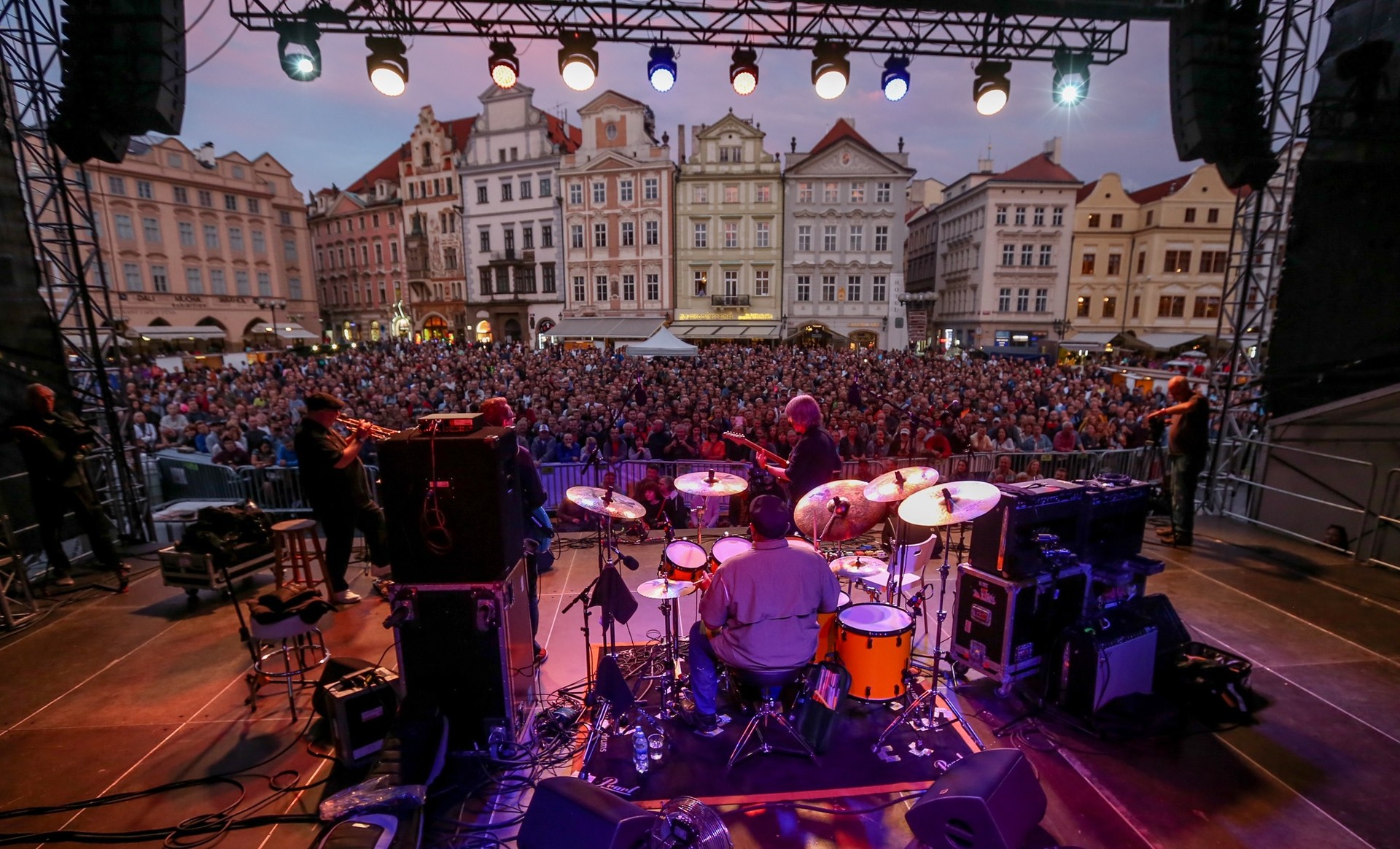 Zaplněné Staroměstské náměstí při JazzFestu v roce 2018 staromak