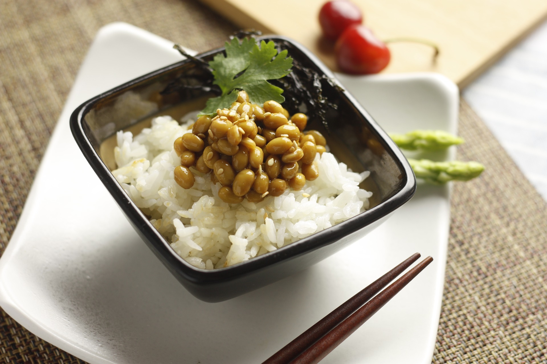Největší obsah vitaminu K2 je obsažen v japonském sýru natto, což jsou v podstatě fermentované sójové boby vitamin k natto