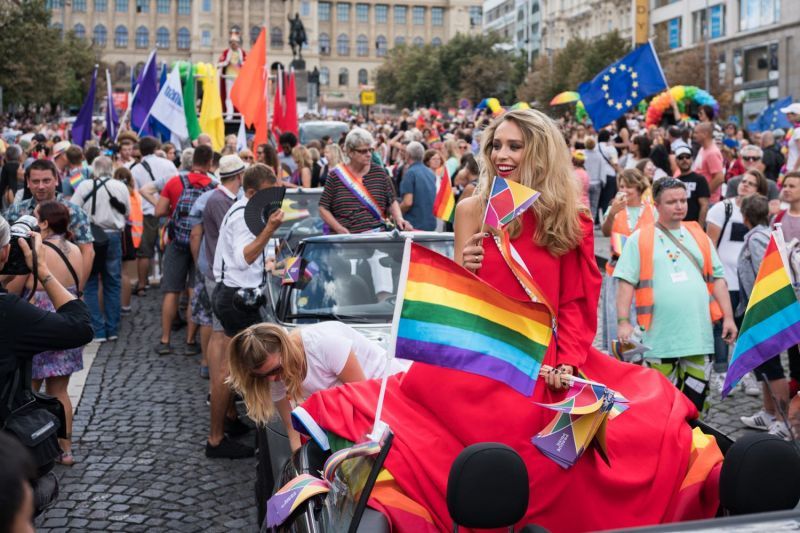 Duhová jízda Václavským náměstím z minulého ročníku festivalu pride 2