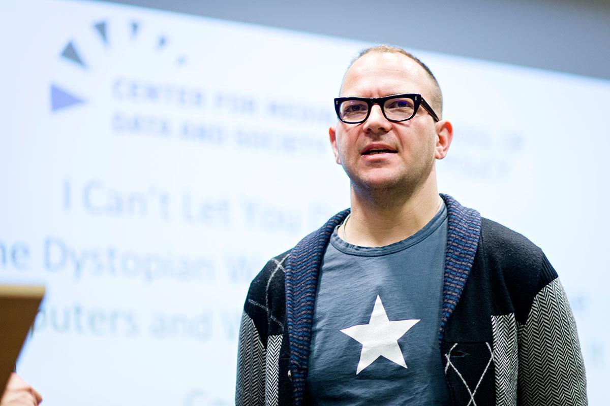 Cory Doctorow doporučuje četbu sci-fi. Je to skvělá obrana proti fake news sci fi spisovatel
