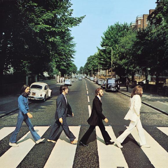 Paul McCartney na desce obalu v černém a podezřelý bílý brouk s podezřelou značkou abby