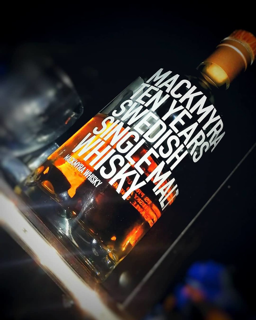 Švédský výrobce whisky se pustil do experimentu s umělou inteligencí. Výsledek by měl být známý během léta mackmyra