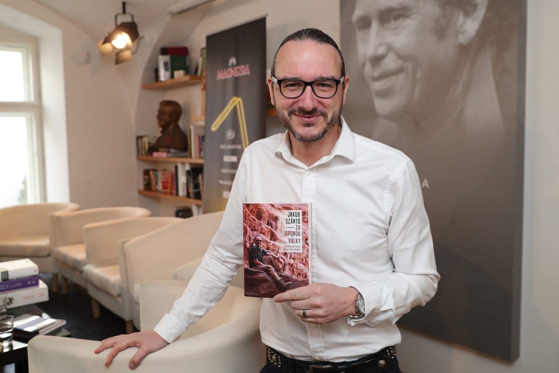 Jakub Szántó dostal za svou knihu o válečném zpravodajství cenu Magnesia Litera szanto kniha 0417852563