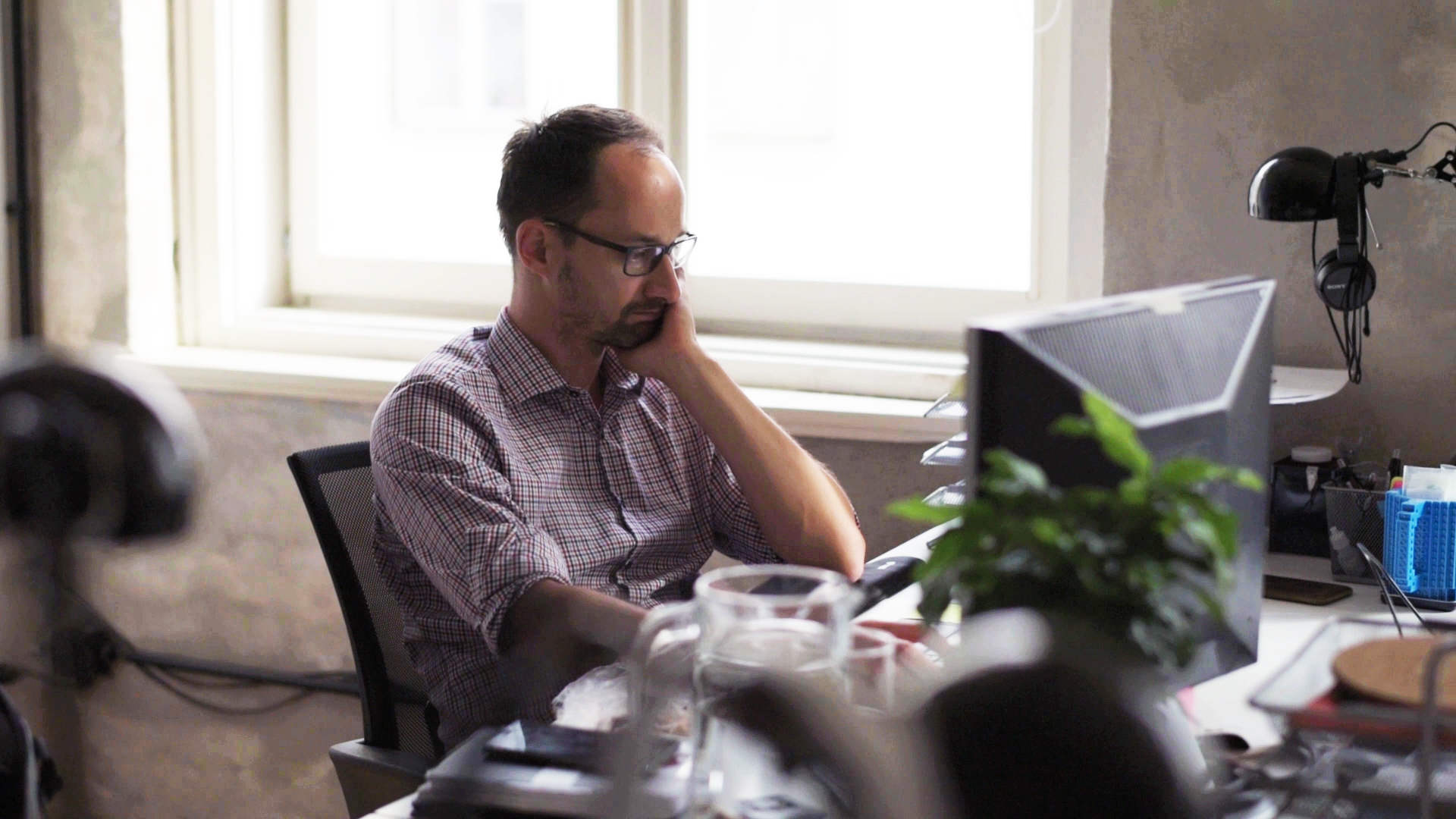 Facebook se ocitá mezi dvěma mlýnskými kameny. Na jedné straně etická pravidla, na druhé straně příjmy z reklamy, říká Jan Vašík