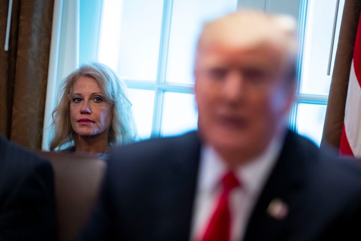 Kellyanne Conwayová si nedokáže představit, že by prezident mohl zalhat. Očividně proto hltá každé jeho slovo kellyanne 0405068130