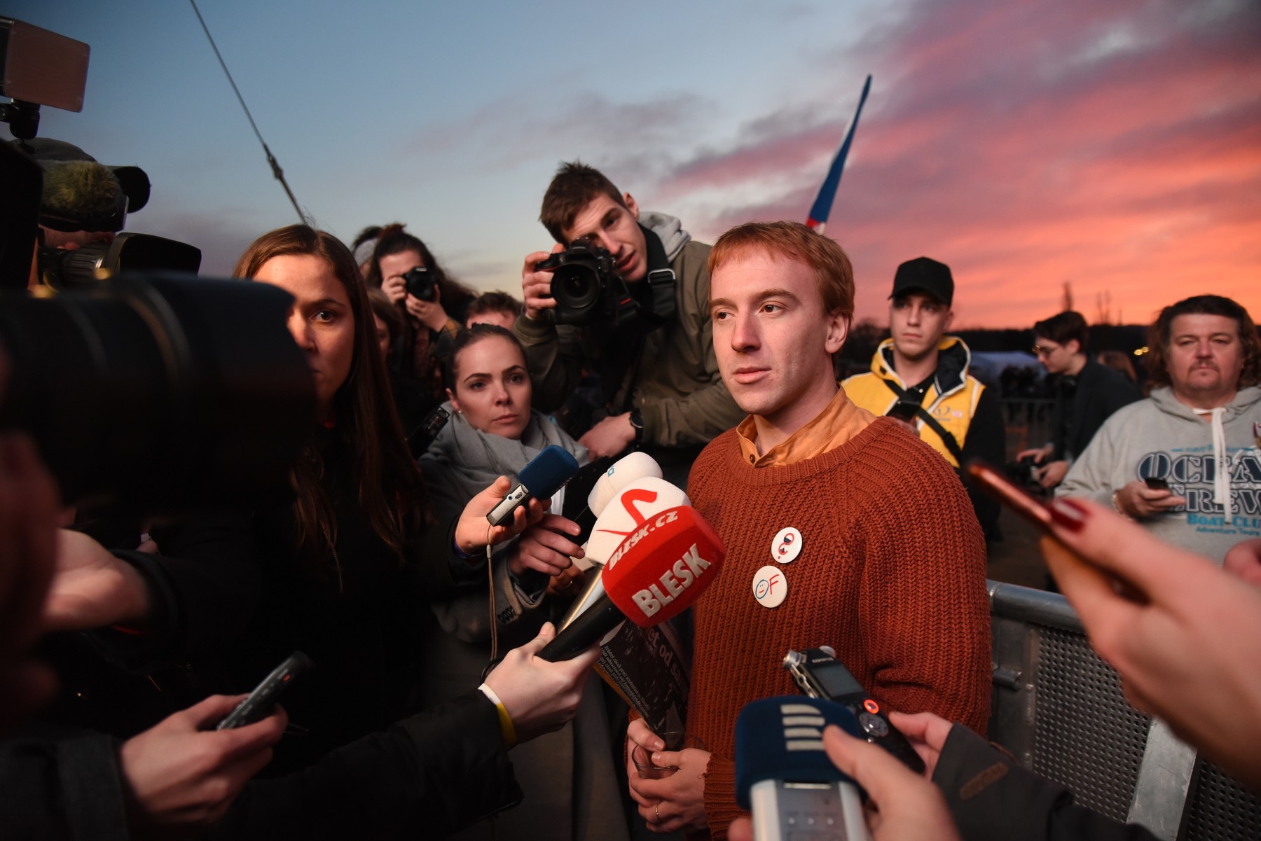 Předseda spolku Milion chvilek pro demokracii Mikuláš Minář v obležení médií demonstrace 0483273702