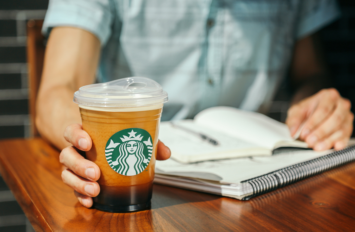 Ve Starbucksu vymysleli "bezbrčkový kelímek". Brčko nahradil plast strawless lids