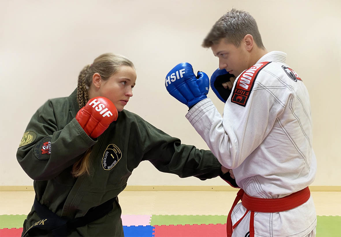 Martina a Josef trénují v tělocvičně v Horních Počernicích ptackovi 3