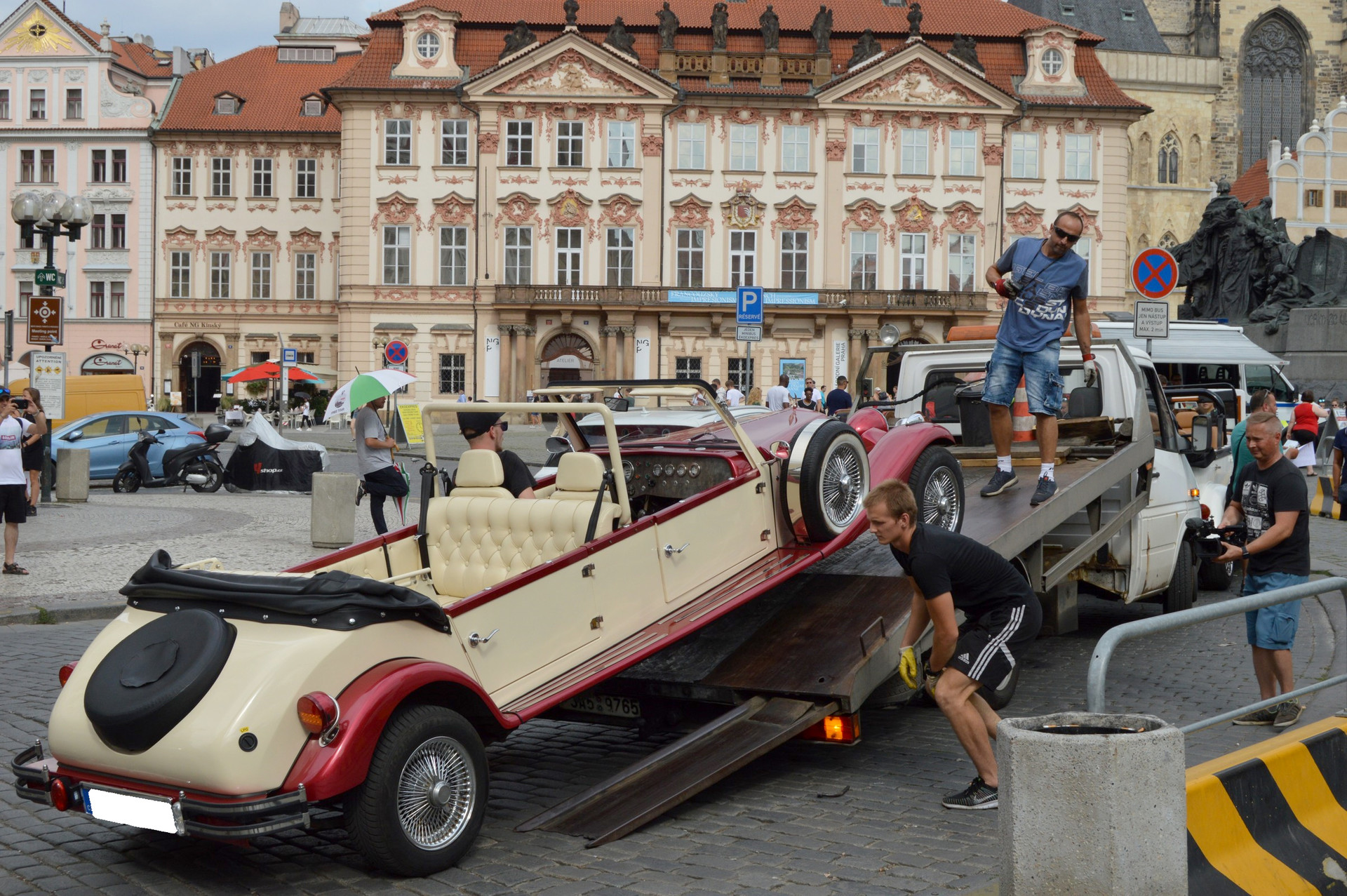 Takže tahle sněžná rolba při kontrole na Staromáku neprošla auto odtah