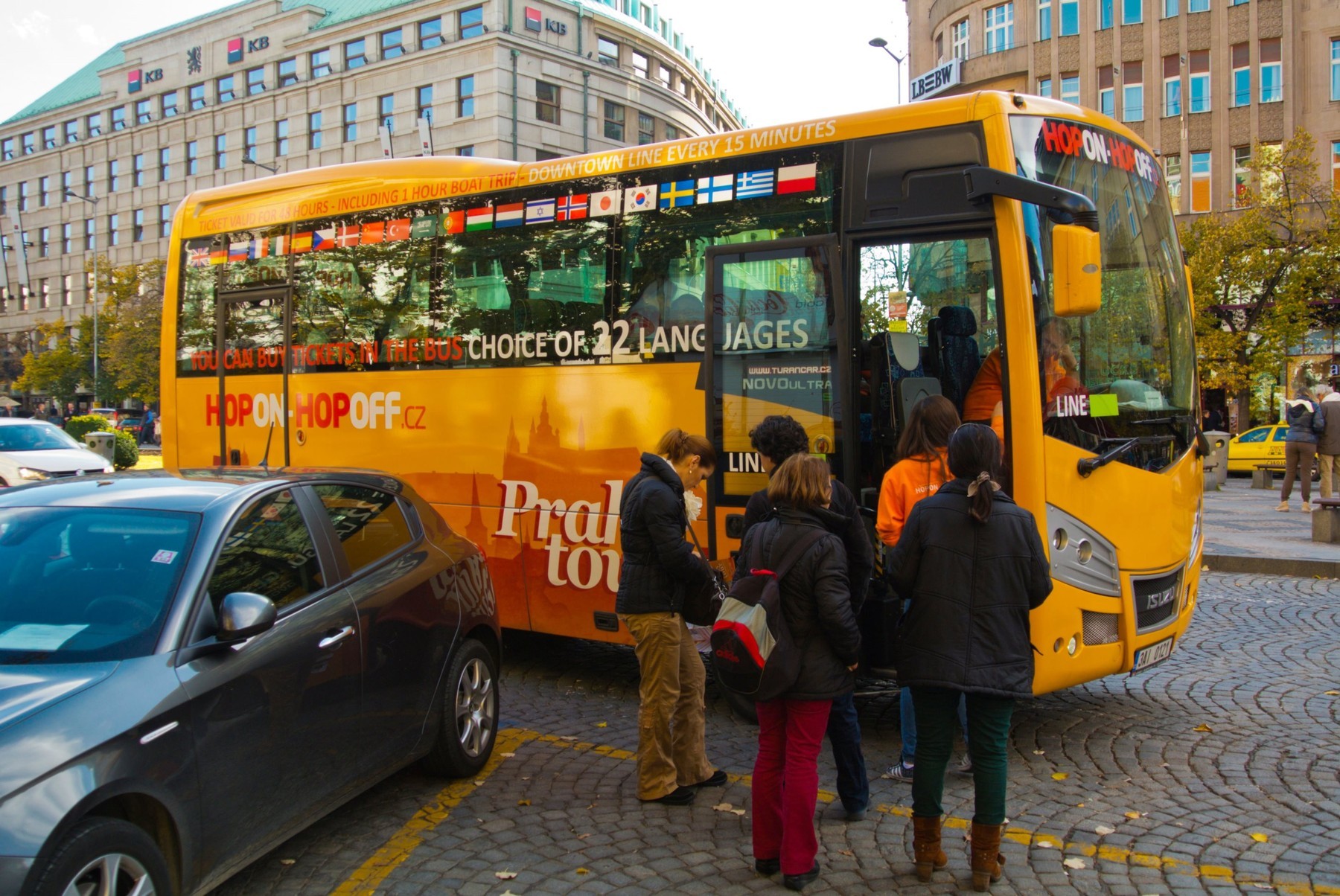 Naskakovat a vyskakovat nejde úplně kdekoli. Autobusy by měly dodržovat trasy a zastávky hopp bus 0180119920