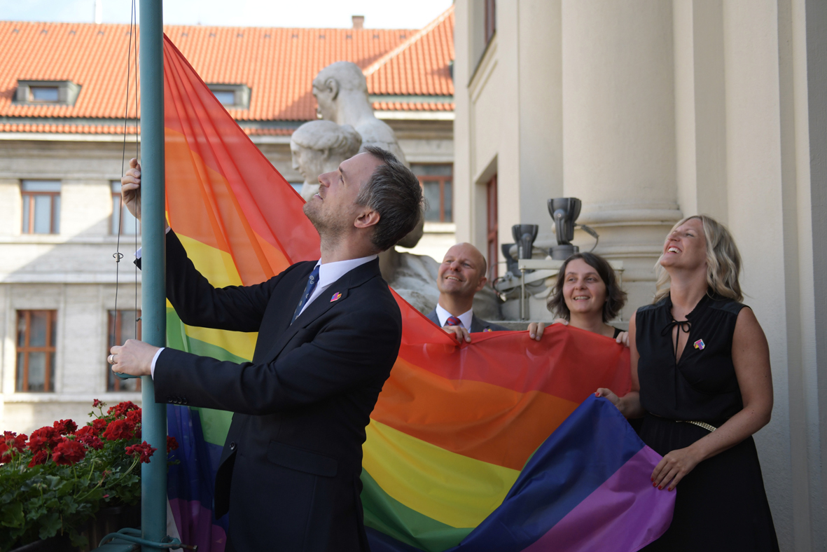 Duhovou vlajku v úvodu festivalu osobně vztyčil primátor Prahy Zdeněk Hřib praguepride 11