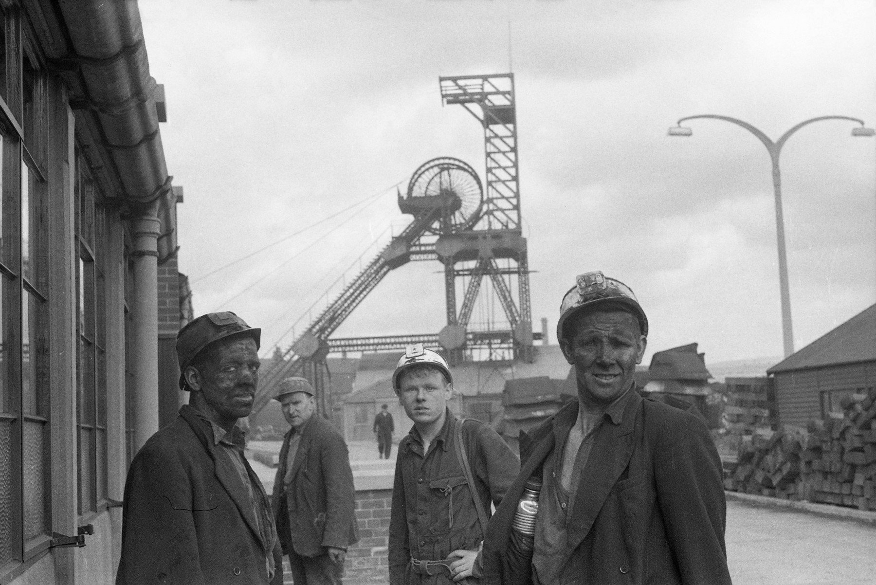Důl Bank Hall Colliery v hrabství Lancashire v roce 1955. I ten už je dnes nenávratně uzavřen uhli anglie 0117306008