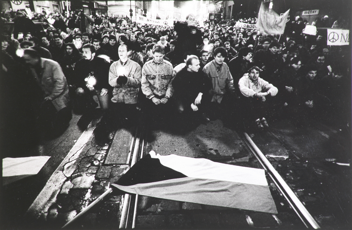 Listopad 1989, česká vlajka a slzy štěstí na kolejích před Veletržním palácem veletrzni palac radovan bocek sametova revoluce1989