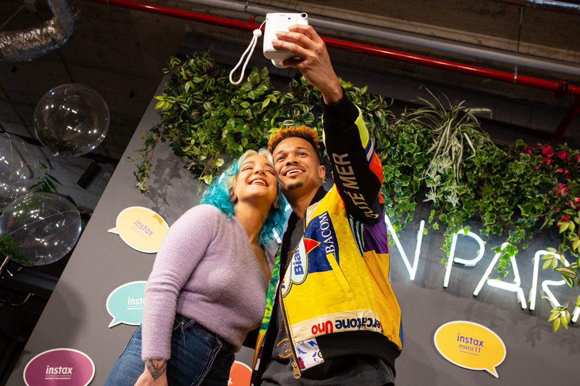 Ben Cristovao pokřtil na velké Instax párty společně s make-up artistkou Koki nový Instax Mini 11. Takže selfie a na Instagram ben in