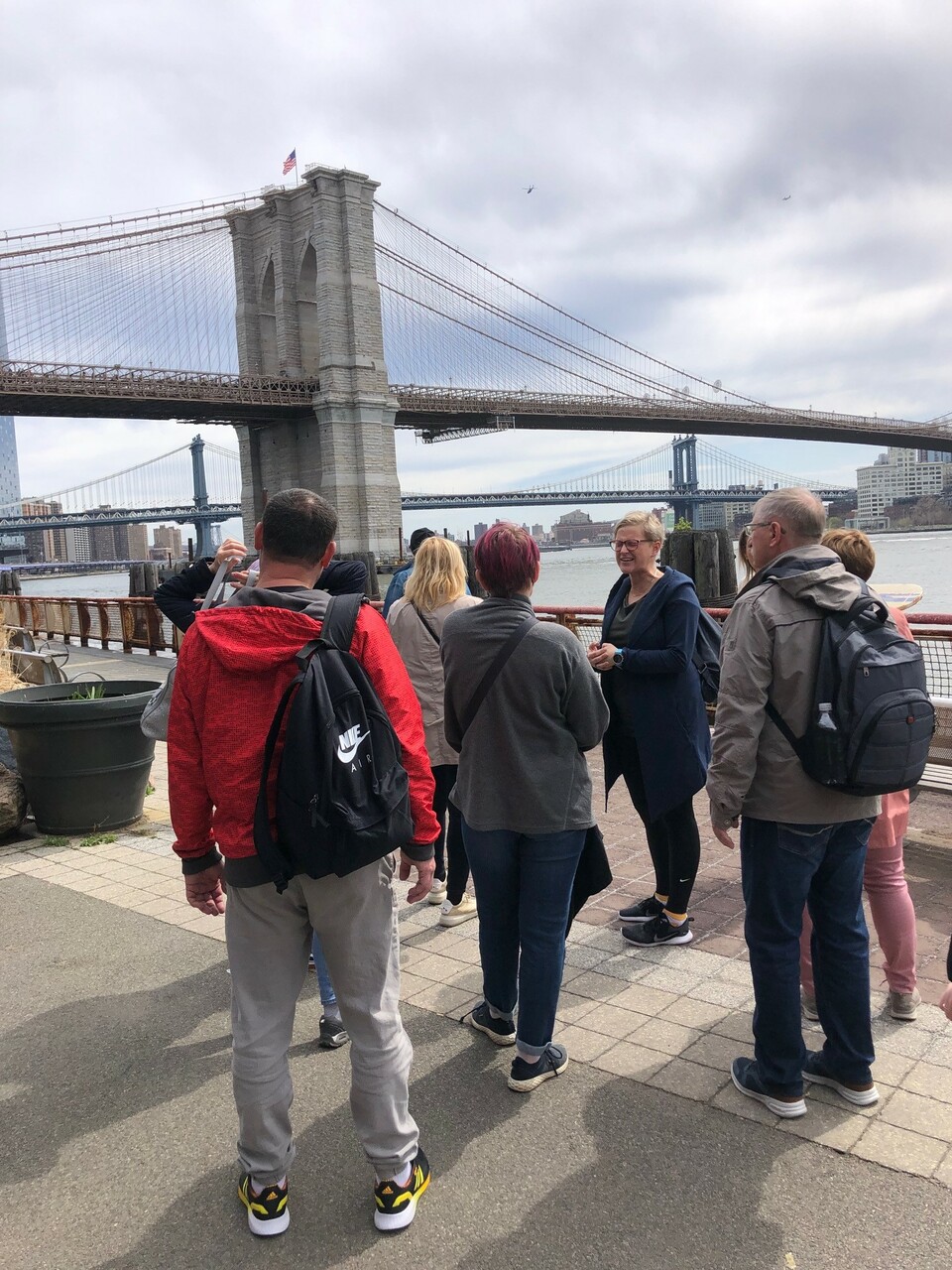 nase skupinka pred brooklynskym mostem