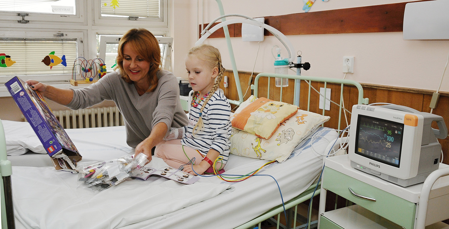 Při návštěvě v Nemocnici Na Bulovce, kam se zakoupilo nové monitorovací zařízení životních funkcí s čidlem pro měření kyslíku v krvi. vendula akce1 1