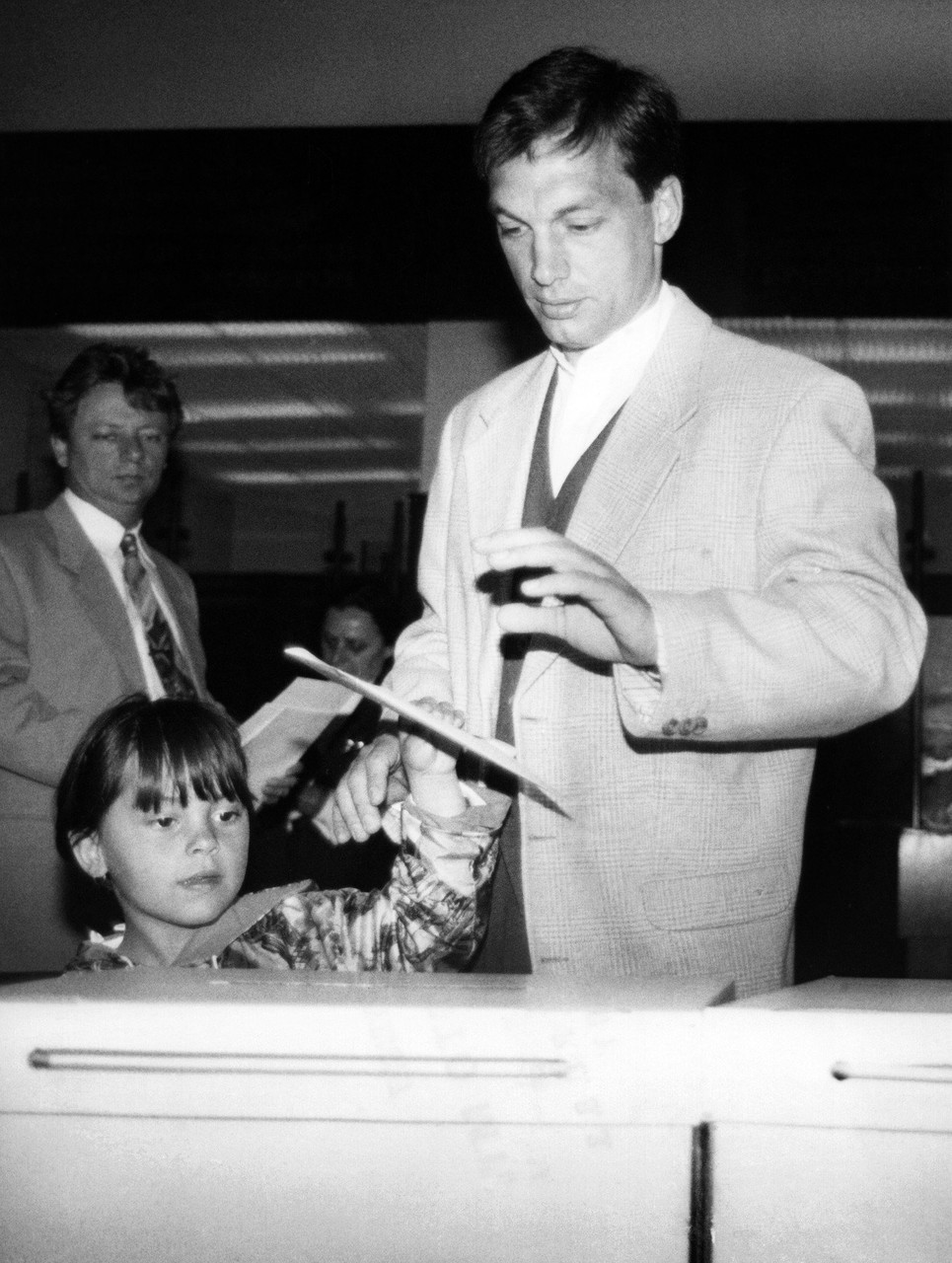 Viktor Orbán volí v parlamentních volbách v květnu 1994. Tehdy jako prezident Mladých demokratů strany Fidész orban mlad