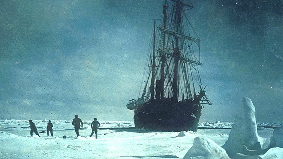 Endurance byla měsíce uvězněna v ledu, než šla v roce 1915 ke dnu. Foto: BBC endurance