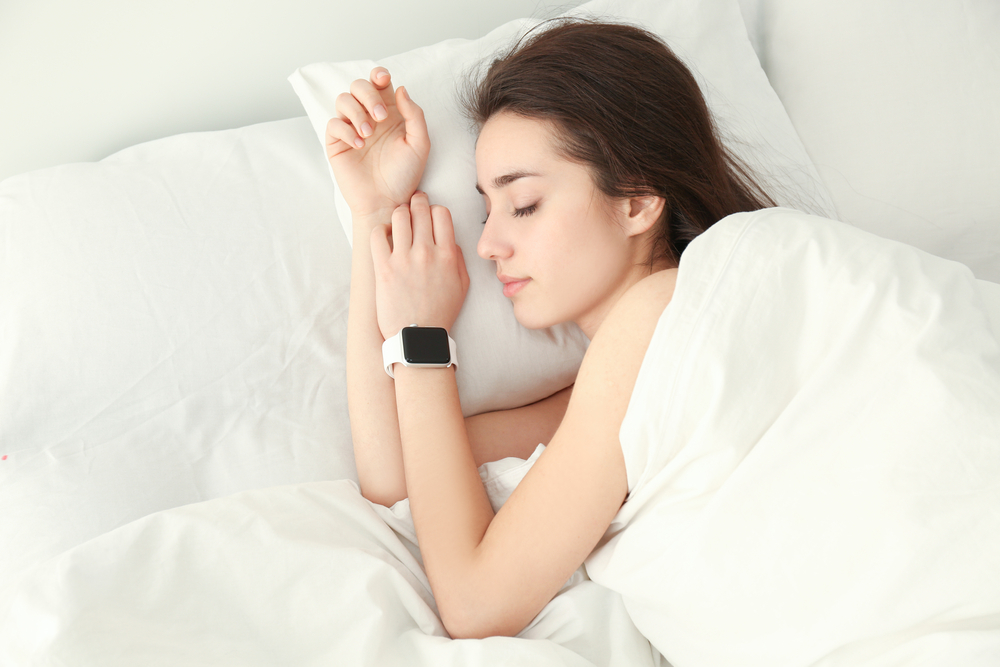Apple Watch signalizují období nízkého proudění kyslíku do těla, což je znak spánkové apnoe. apple watch sleep shutterstock 609993506