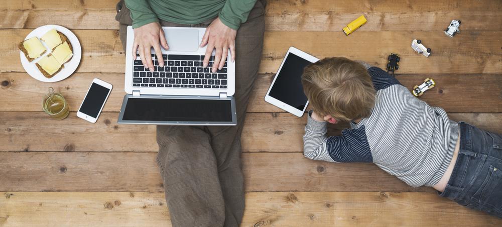 Víte co vaše děti na internetu dělají? bob kartous shutterstock 414994045