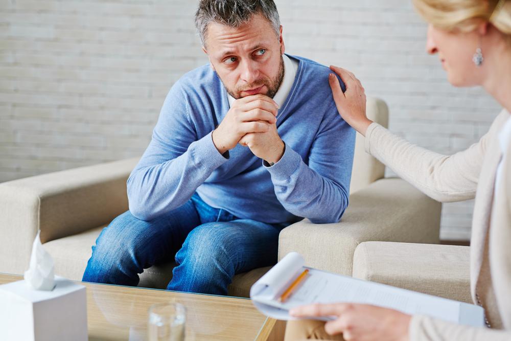 Naslouchejte, ale nepoučujte. Druhému pomůže už jen vaše přítomnost. (zdroj: Shutterstock) empatie shutterstock 526491337