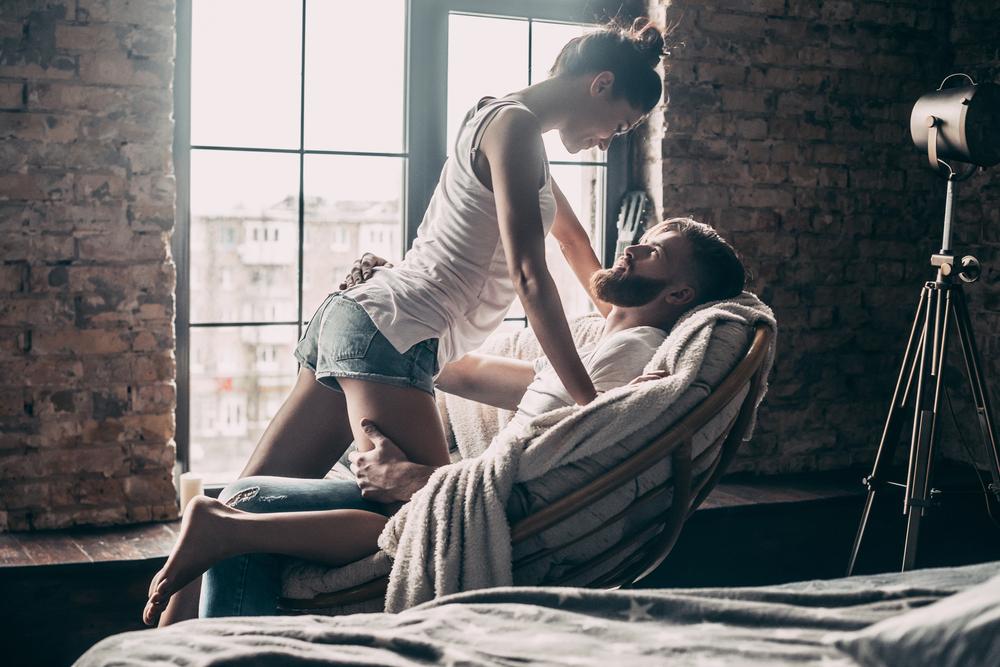 Nebojte se chomoutu, Vědci zjistili, že sezdané páry vykazují vyšší míru spokojenosti, zdraví a počtu sexuálních styků. polygamie shutterstock 566707693