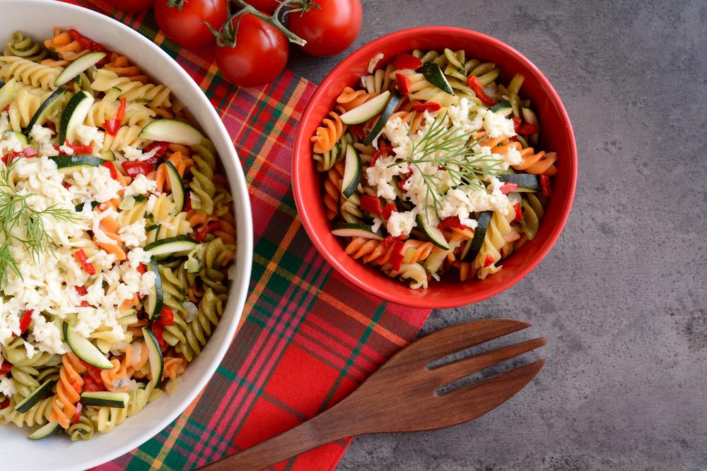 testovinovy salat cocka shutterstock 442729057