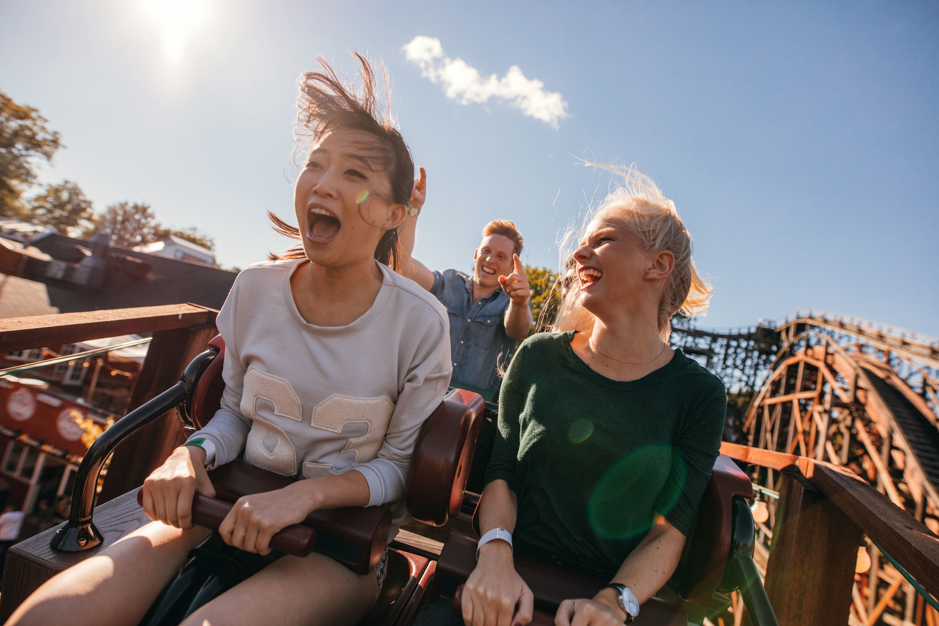 Napodobují šimpanzi lidi nebo lidi šimpanzy? Ostatně, je asi jasné, kdo byl na zemi dřív... shutterstock 516639973 rollercoaster edit