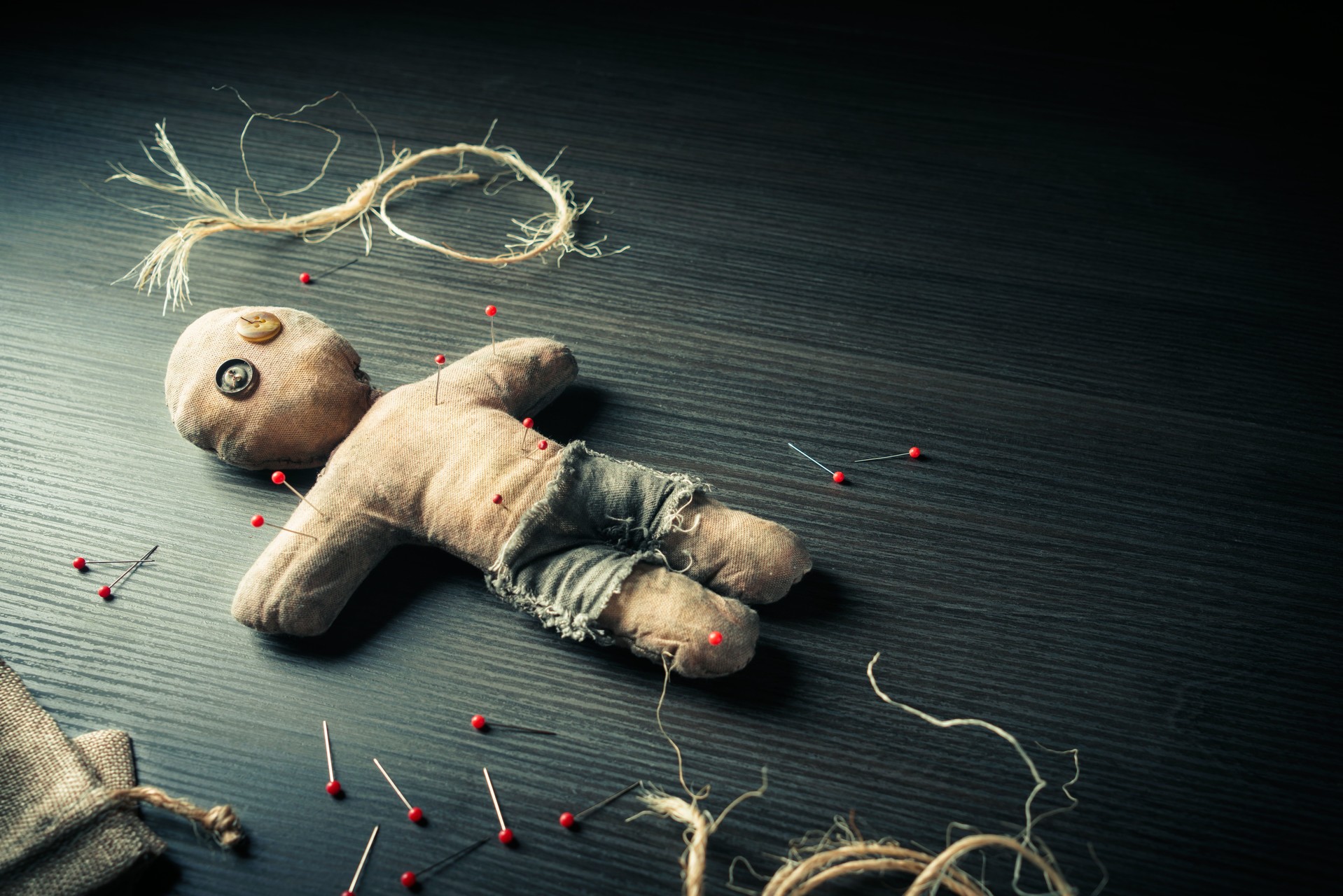 Propichování voodoo panenky vás prý může uklidnit. S tím samozřejmě plně souhlasíme, a jdeme uklidit pletací jehlice zpátky do skříně. shutterstock 609272489 voodoo doll edit