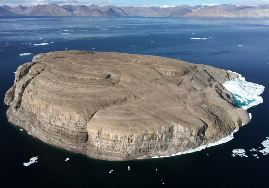 Na ostrově Hans si Kanada a Dánsko navzájem strhávají vlajky a zanechávají na místě láhev alkoholu, který se v dané zemi vyrábí hans island
