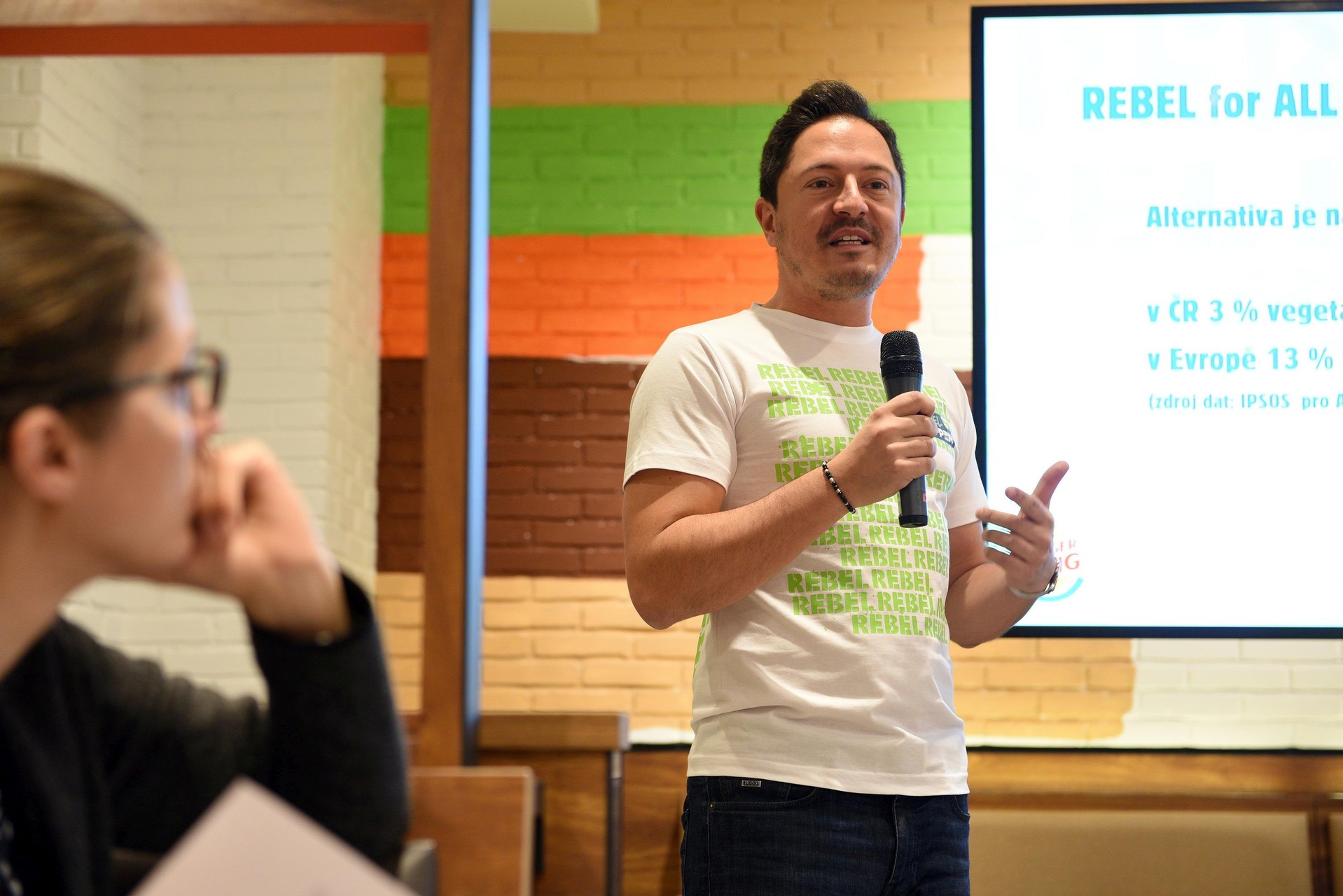Chutná to skvěle! říká Daniel Ryška, šéf značky Burger King v Česku. Upřímně řečeno, překvapilo by nás, kdyby řekl cokoliv jiného bk 010