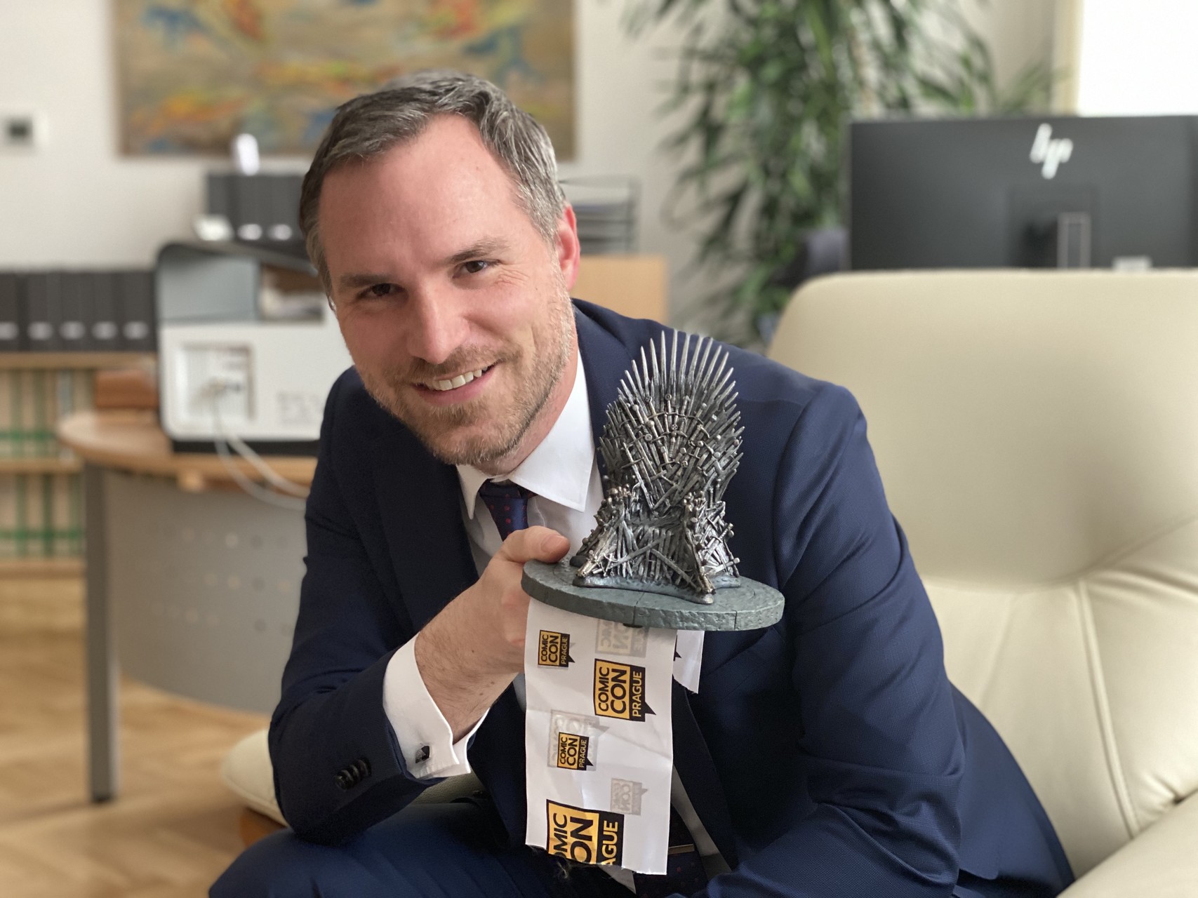 Zdeněk Hřib s páskou z festivalu Comic-Con a cennou trofejí Železného trůnu img 0033