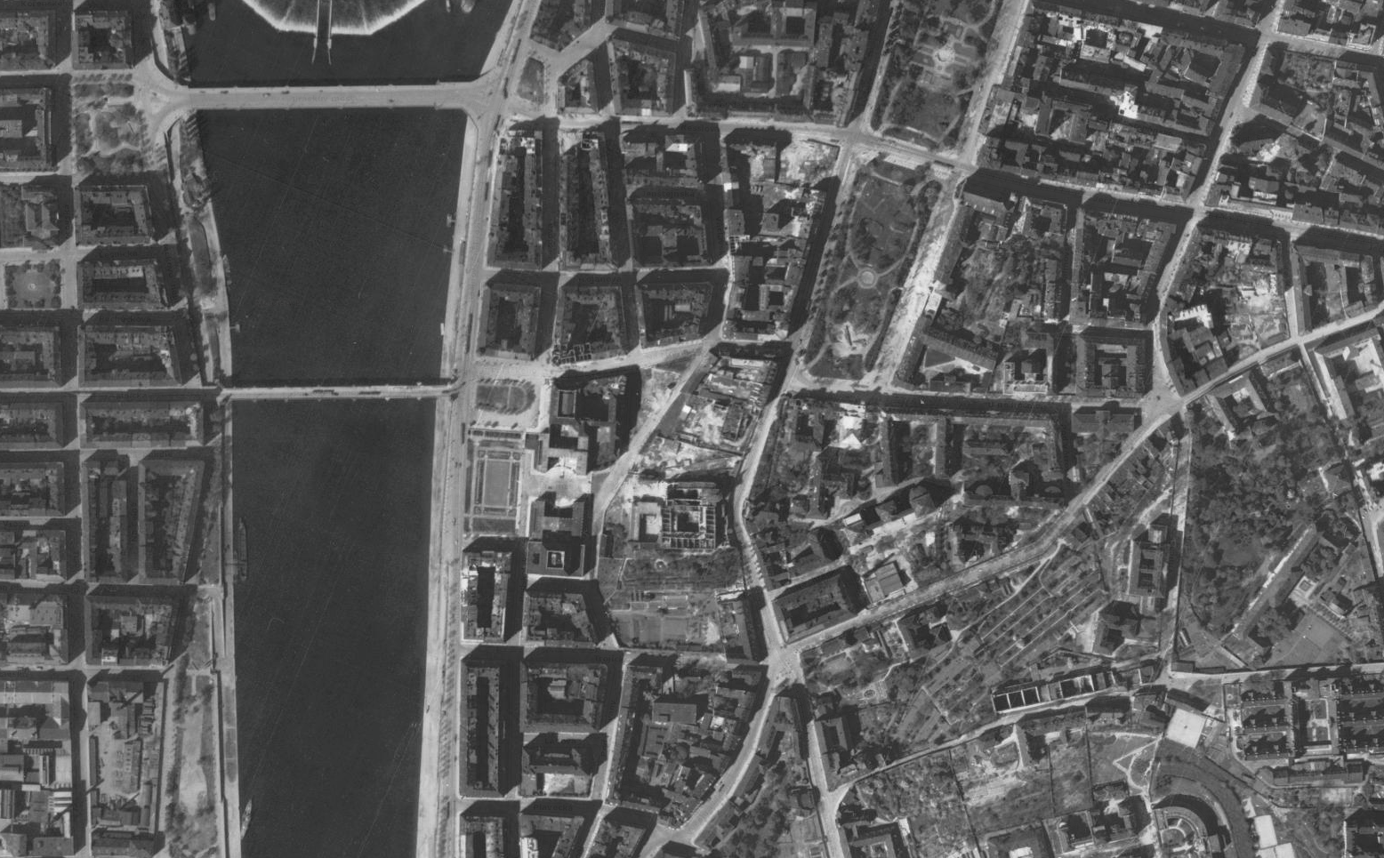 Americké nálety v únoru 1945 znatelně zasáhly centrální oblast Prahy kolem Palackého mostu, Palackého náměstí, Karlova náměstí, ale i Vinohradské třídy. Mapa z roku 1945 3 dve prahy nalety v roce 1945