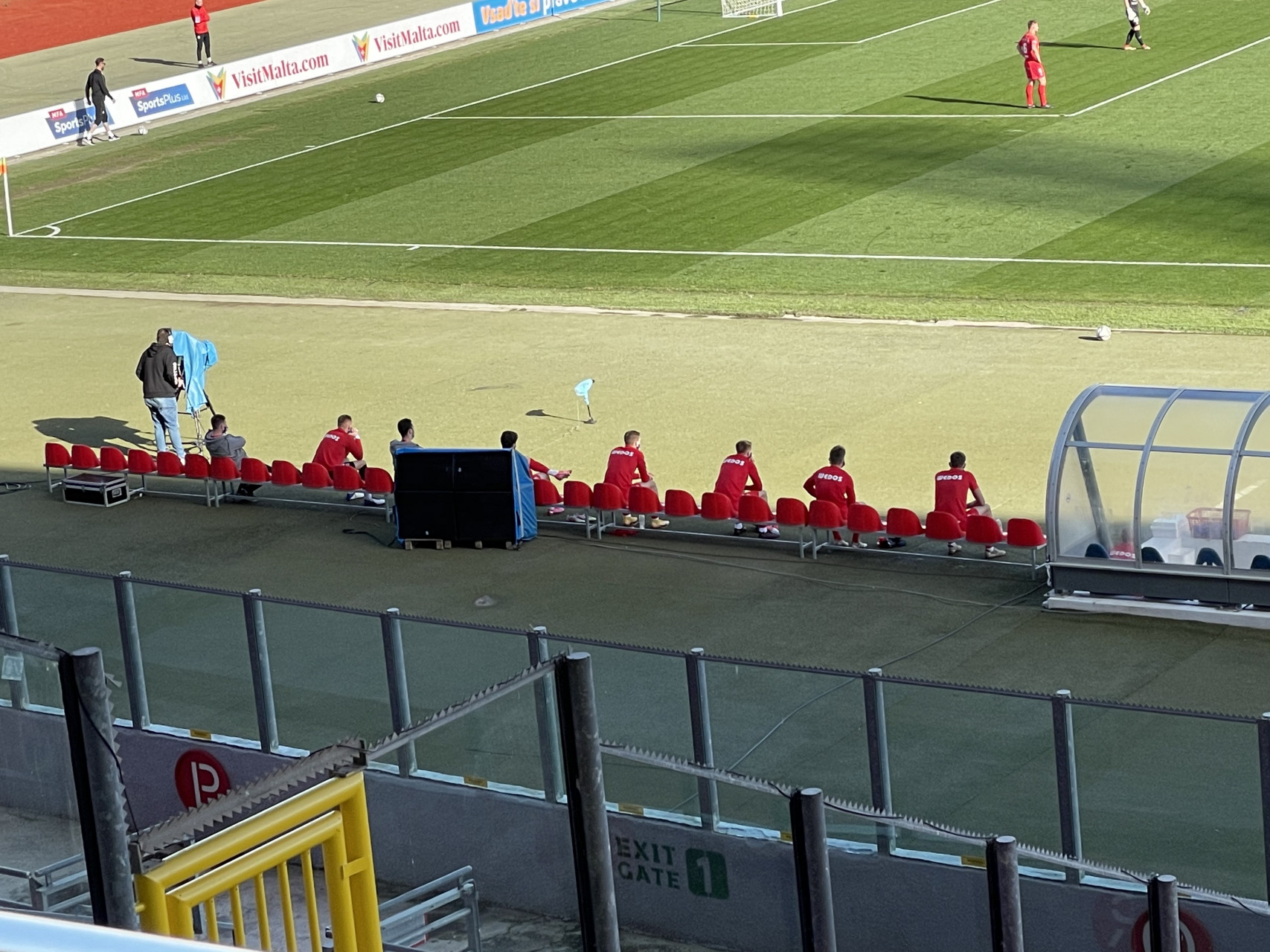 Rozestupy musí dodržovat i hráči na střídačce (Zbrojovka Brno) img 1215