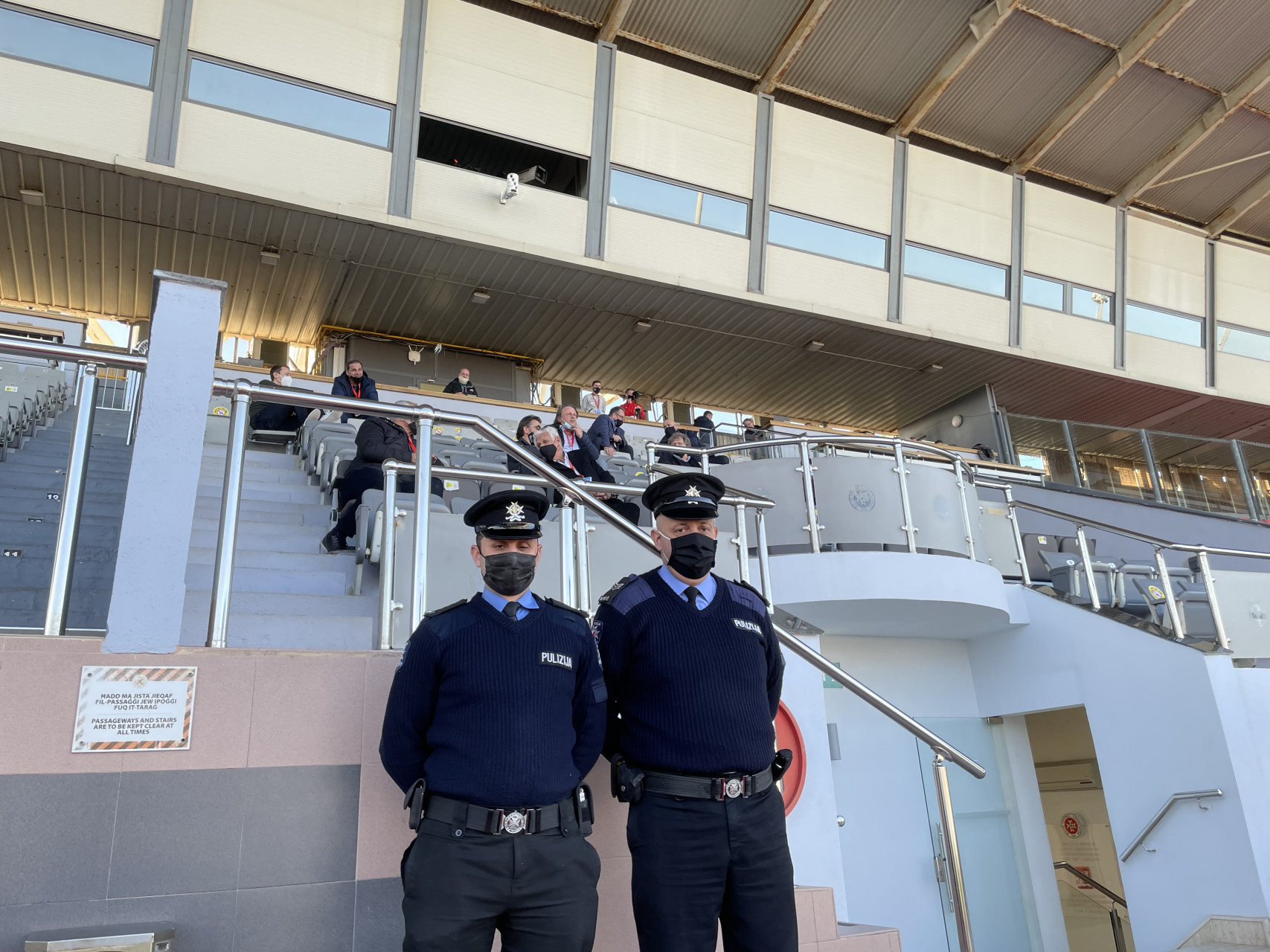 Policisté se nechali fotit s úsměvy, které pod rouškami nejdou vidět. Rozesazovali nás na stadionu se stejným úsměvem. A stejně neústupně. img 1226