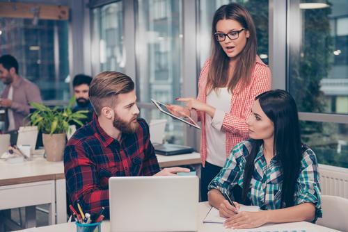 zena v praci shutterstock 567904579